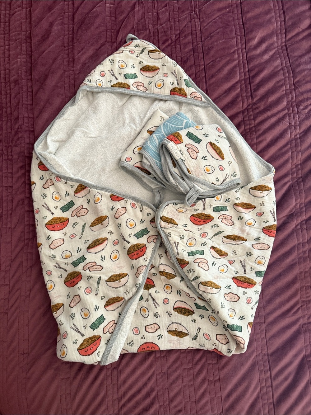 Kids Hooded Bath Wrap with fun Ramen Print includes 3 Washcloths